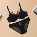 Dessous-Set aus schwarzer Spitze mit Cross-Strap-BH und passendem Mesh-Slip - 70B / Schwarz