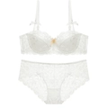 Set lingerie in pizzo bianco con ricamo floreale e fiocchi decorativi su sfondo bianco - 70A / Bianco