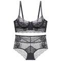 Détail de la broderie en dentelle florale noire sur l'ensemble de lingerie à taille haute - Noir