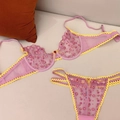 Ensemble de lingerie en dentelle avec broderie violette et détails jaunes élégants - M / Rose