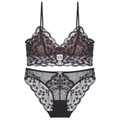 Completo intimo francese in pizzo nero con reggiseno a triangolo e perizoma coordinato - S / Set Nero/Nudo