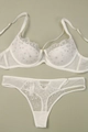 Détail de la broderie en dentelle blanche avec fil argenté et boucles dorées - 75B / Blanc
