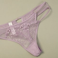 Tanga en dentelle lavande avec broderie florale, détails résille et boucles dorées - M / Violet