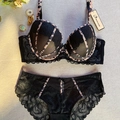 Detail eines schwarzen Spitzen-BH-Sets mit Leopardenmuster-Trägern und Mesh-Texturen - 70B / Schwarz