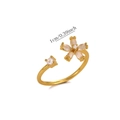 Dettaglio di un anello a fiore in rame con petali di opale rosa e zirconi brillanti - Stile a Fiore in Occhio di Gatto Rosa con Zircone (G124363) / Oro
