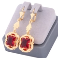 Boucles d'oreilles dorées avec cristal rouge rectangulaire et cadre floral ajouré - Rouge