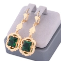 Boucles d'oreilles dorées vintage avec cristal carré vert émeraude et bordures dentelle - Vert