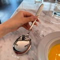 Gedetailleerd overzicht van een gepolijste RVS serveerlepel met maten 21cm bij 6,2cm - Zilveren Serveerlepel