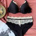 Elegantes schwarzes Spitzen-Dessous-Set mit Vorderverschluss und cremefarbenem Saum - S / Schwarz