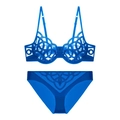 Dettaglio completo intimo in pizzo blu brillante con motivi a rete geometrici e spalline - S / Top E Pantaloni / Set Mutandine / Blu