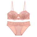 Detailaufnahme eines rosa Spitzen-Lingerie-Sets mit Bügel-BH und passendem Slip - S / Rosa