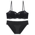 Detail eines schwarzen floralen Spitzen-Dessous-Sets mit Bügel-BH und Slip - S / Schwarz