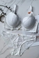 Flache Ansicht eines weißen Spitzen-Dessous-Sets mit Push-up-BH und passendem Slip - Weiß / 85C