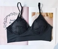 Eleganter schwarzer kabelloser französischer Bralette mit Kreuzträgern und hoher Elastizität - S / Schwarz