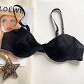 Soutien-gorge élégant en dentelle noire avec fines bretelles et armatures sur fond épuré - S / Noir