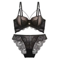 Detail eines schwarzen Spitzen-Dessous-Sets mit Push-up-BH und Blumenspitzen-Slip auf Weiß - 75B / Set / Schwarz