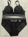 Dettaglio del set di lingerie nera con fasce elastiche bianche e scritte TOUSHU ricamate - 80B / Nero