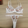 Ensemble de lingerie en dentelle blanche avec broderie fraise et détails en résille - Fraise Blanche