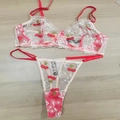 Détail de l'ensemble de lingerie en dentelle blanche avec broderies cerises et string assorti - M / Cerise Rouge