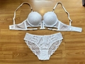 Elegante witte kanten lingerieset met beugelcups en strappy holle details op de zij - 75B / Boven- En Onderstuk / Wit