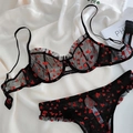 Dettaglio del set intimo in pizzo nero trasparente con motivi a cuori rossi vivaci - S / Cuore Rosso Nero