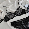 Dettaglio completo di lingerie in mesh nero con motivi a cuore e bordi con volant - S / Nero Puro
