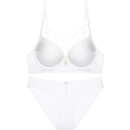 Detailansicht eines weißen Dessous-Sets aus glattem Satin mit roségoldenen Metallringen - 75B / Weiß