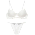 Vue détaillée d'un ensemble de lingerie blanc en tissu satiné avec sangles à strass - 70B / Blanc