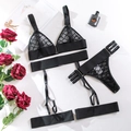 Ensemble de lingerie en dentelle noire avec mesh géométrique et décor de rose rouge - S / Noir