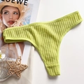 Détail d'un string vert clair en maille gaufrée montrant le coton texturé et les bords - S / Vert