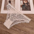 Detailaufnahme der weißen Netz-Spitzenslip mit Herzmuster und Rüschenkanten auf Holzoptik - XL / Weiße Slips