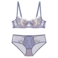 Dettaglio ricamo su set reggiseno in pizzo lavanda con motivi floreali e tessuto a rete trasparente - 70B / Viola