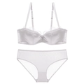 Ensemble de lingerie en dentelle blanche avec fini satiné et culotte en mesh élégante - Blanc