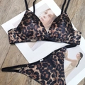 Completo intimo in raso leopardato francese con coppe a triangolo e perizoma su legno - M / Stampa leopardata