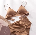 Detalle de conjunto de lencería triangular caqui con tirantes finos y etiqueta de talla - S / café