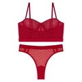 Vue détaillée d'un ensemble de lingerie rouge en maille transparente avec pois et armatures - S / Rouge
