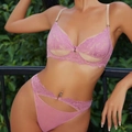 Dettaglio del set lingerie in pizzo lavanda con ricamo floreale e design traforato - S / Rosa Loto