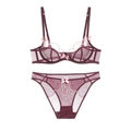 Detail von burgunderrotem Spitzenunterwäsche-Set mit rosa Wellensaum und Mesh - 75B / Lila