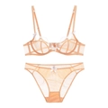 Detailansicht des pfirsichrosa Netz-Lingerie-Sets mit weißen Schleifen und Trägern - 70C / Hautfarben