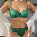 Conjunto de lencería de encaje verde oscuro con sujetador y braga en modelo femenina - S / Verde