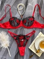Détail d'un ensemble de lingerie rouge français avec broderie florale noire et satin - S / Rouge