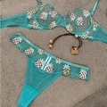 Conjunto de lencería de malla verde azulado con bordado de piña roja y tanga - S / Azul
