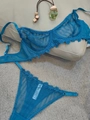 Completo intimo in pizzo blu lago con reggiseno sottile e slip ricamato coordinato - M / Blu