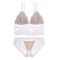 Nahaufnahme der eleganten weißen Blumenstickerei auf dem BH und dem passenden Slip-Set - S / Weiß