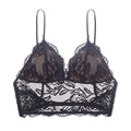 Detalle de bralette de encaje negro con tirantes ajustables y bordes festoneados - S / Negro