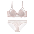 Dettaglio del set lingerie in pizzo rosa chiaro con coppe in mesh e bordi in pizzo - 70B / Rosa