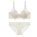 Dettaglio del set lingerie in pizzo crema con rete floreale e spalline regolabili - 70B / Beige