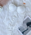 Body in pizzo floreale bianco con coppe con ferretto e inserti in rete trasparente - 70B / Bianco