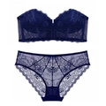 Detalle de un conjunto de lencería de encaje azul oscuro con sujetador bandeau y bragas a juego - S / Azul