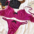 Set lingerie in raso rosso rosa e pizzo con eleganti fiocchi neri su lenzuola bianche - S / Rosa Rossa